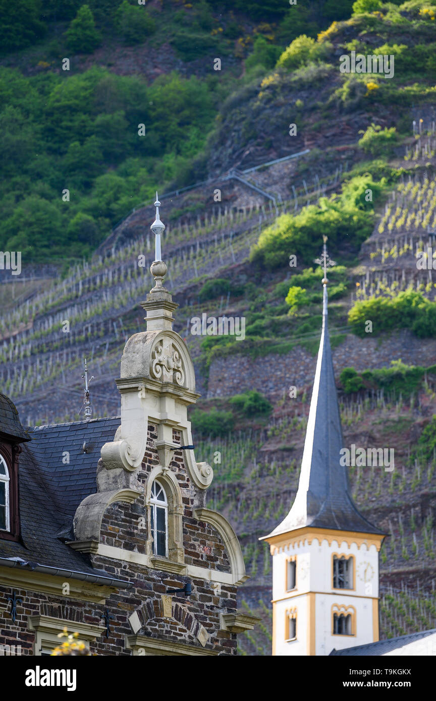 Bremm, ville et Bremmer Calmond vignoble, vallée de la Moselle, Allemagne Banque D'Images