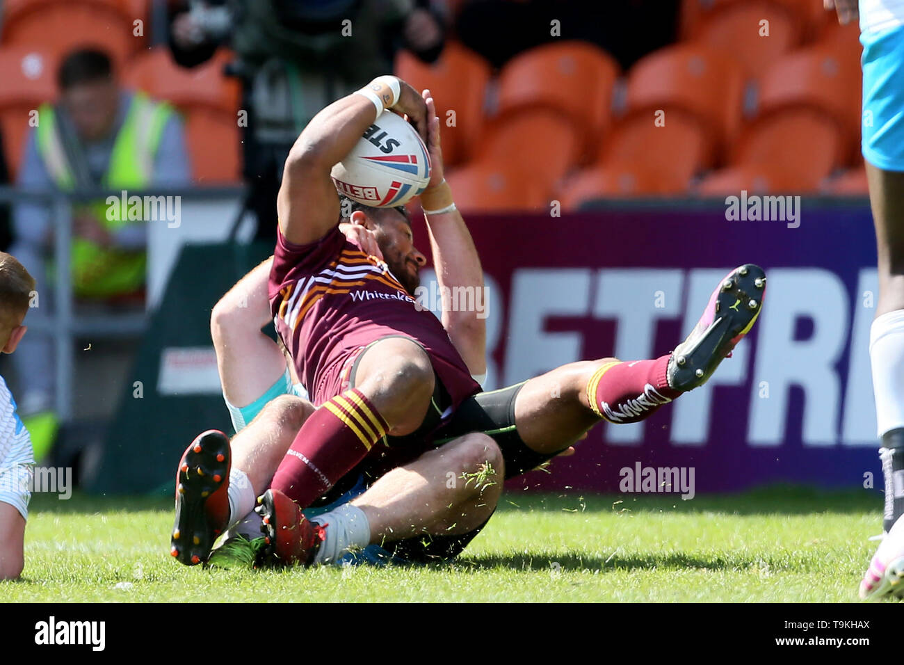 Batley Bulldogs Jonny Campbell scores au cours du match de championnat Betfred Summer Bash à Bloomfield Road, Blackpool. Banque D'Images