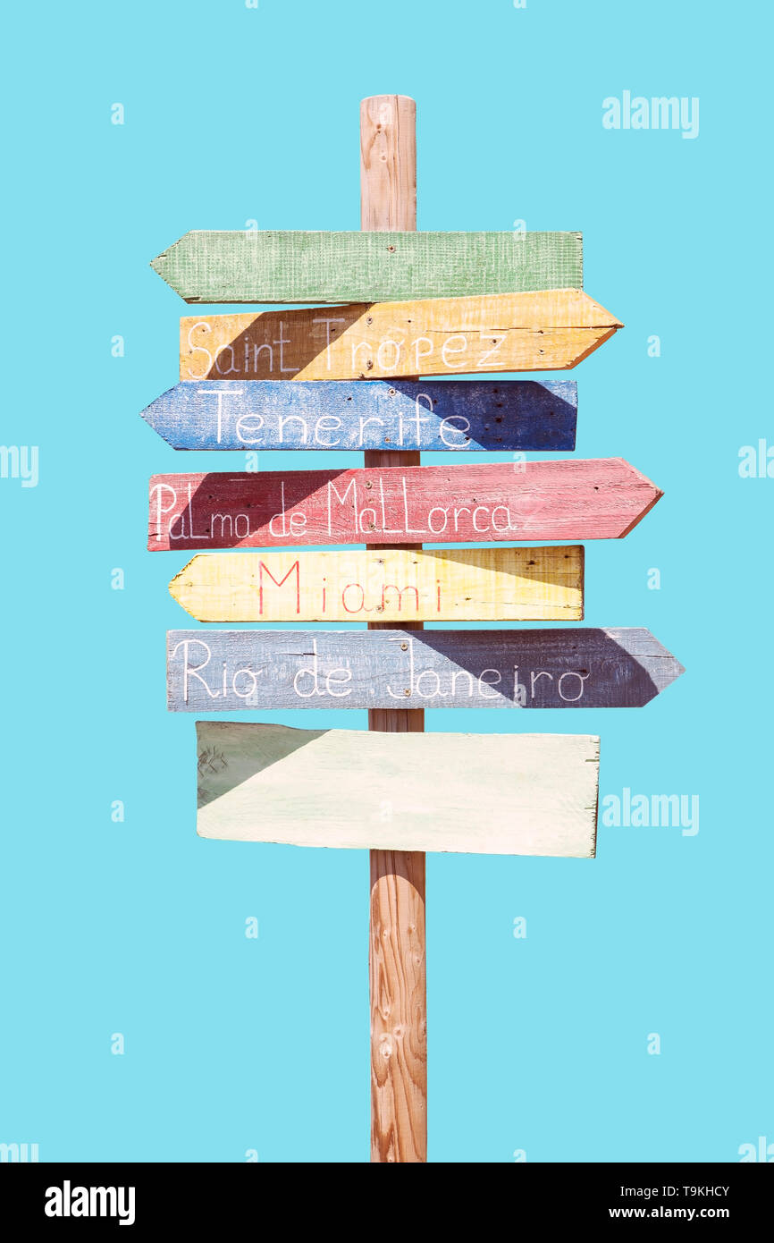 Flèche en bois signes sur fond bleu Banque D'Images