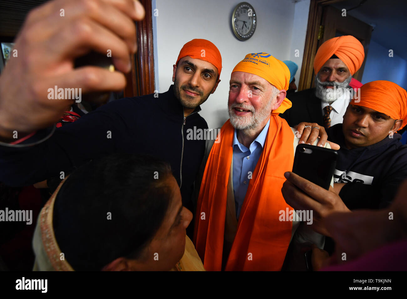 Leader du travail Jeremy Corbyn pose pour une photo lors d'une visite au Gurdwara Sri Guru Singh Sabha à Southall. Banque D'Images