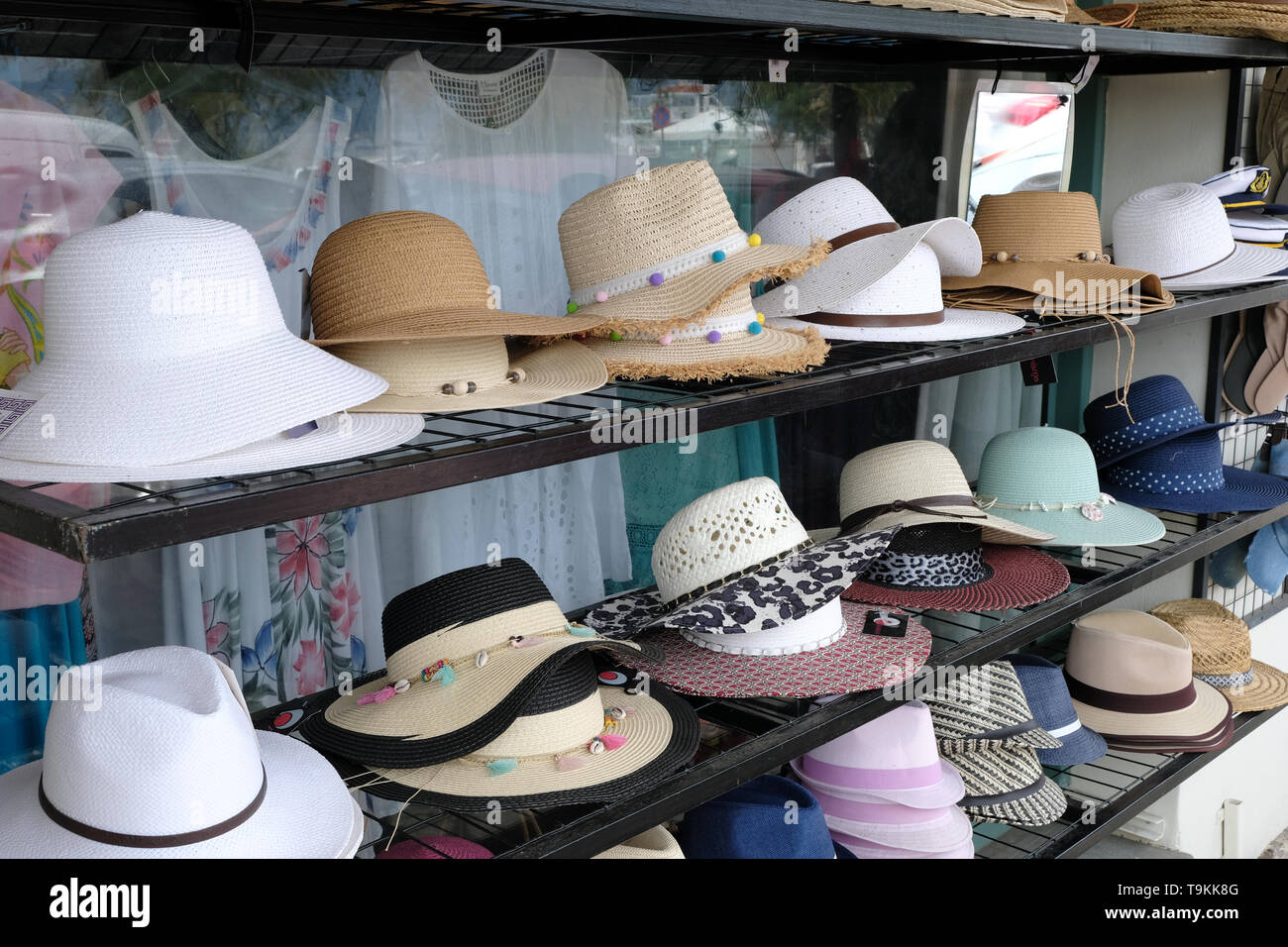 Une collection de chapeaux d'été chers à la vente, affichés dans une vitrine à Corfou, Grèce Banque D'Images