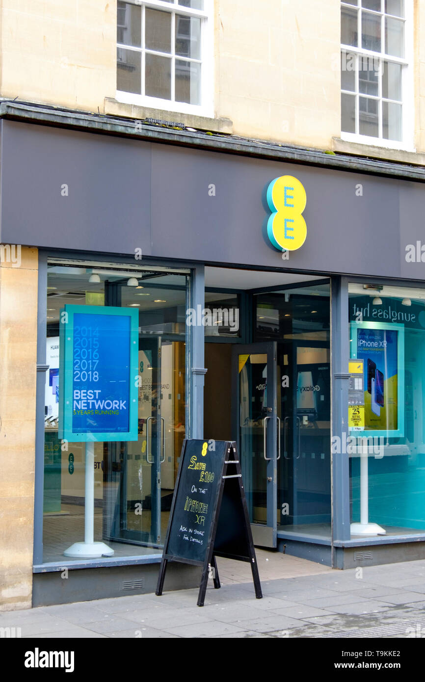 Autour de baignoire une ville historique dans le Somerset UK EE boutique de téléphonie mobile Banque D'Images