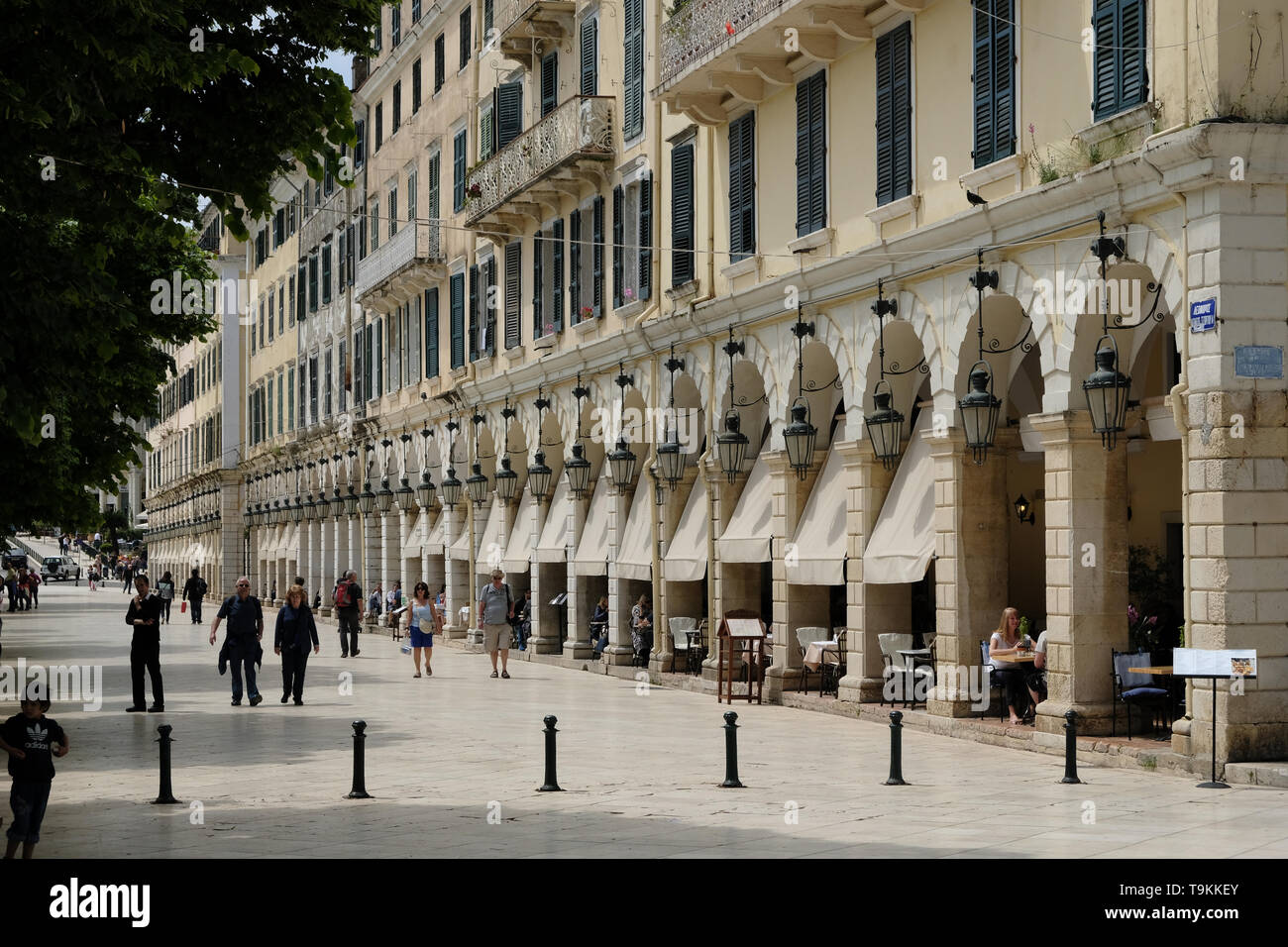La promenade principale de la vieille ville de Corfou, également connu sous le nom de Liston, a été construit en 1807 par le commissaire impérial Français Mathieu de Lesseps. Banque D'Images
