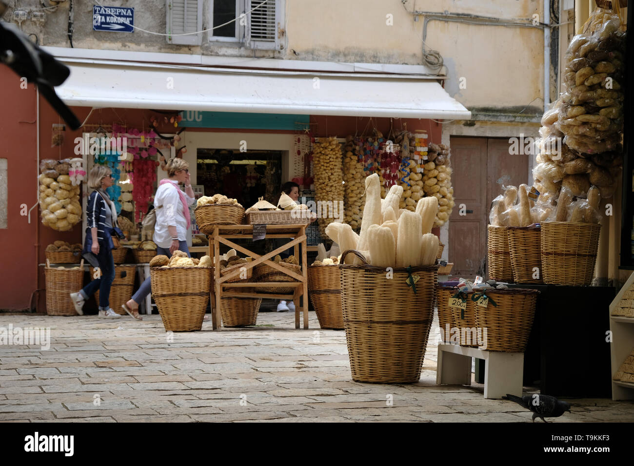Boutiques qui vendent des éponges de mer dans la vieille ville de Corfou, Grèce Banque D'Images