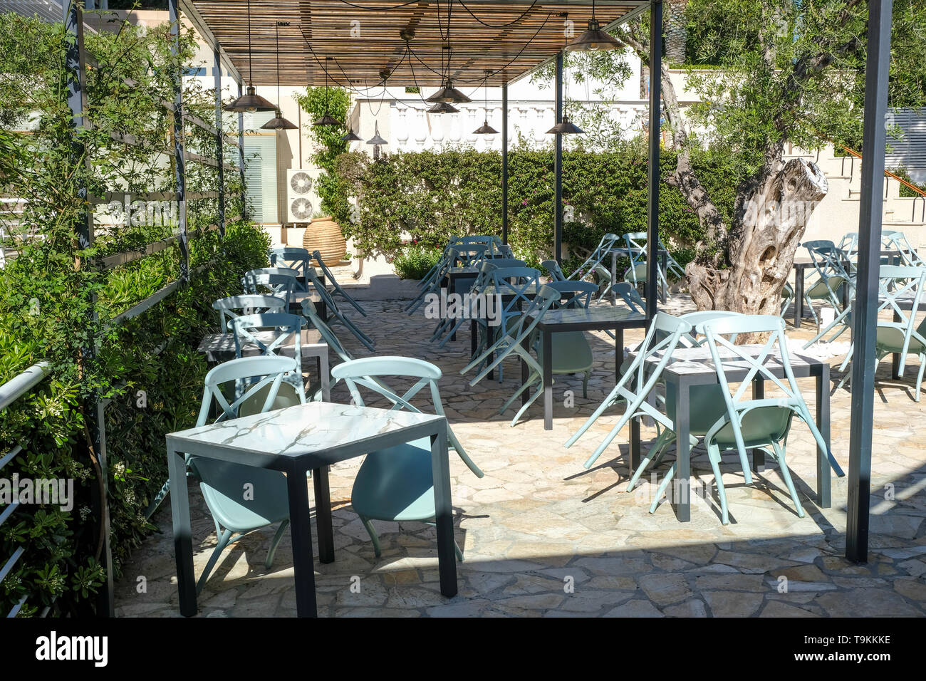 Vide ensembles de tables et de chaises à Corfou, Grèce Banque D'Images