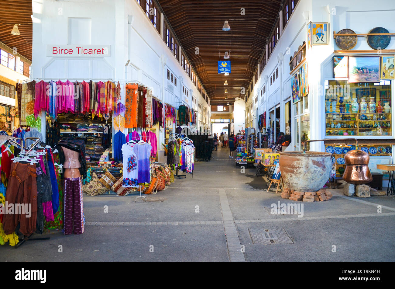 Nicosie, Chypre - Oct 30th 2018 : célèbre marché couvert Belediye Pazari dans le centre de ville chypriote turc. Les peuplements avec des souvenirs populaires, vêtements Banque D'Images