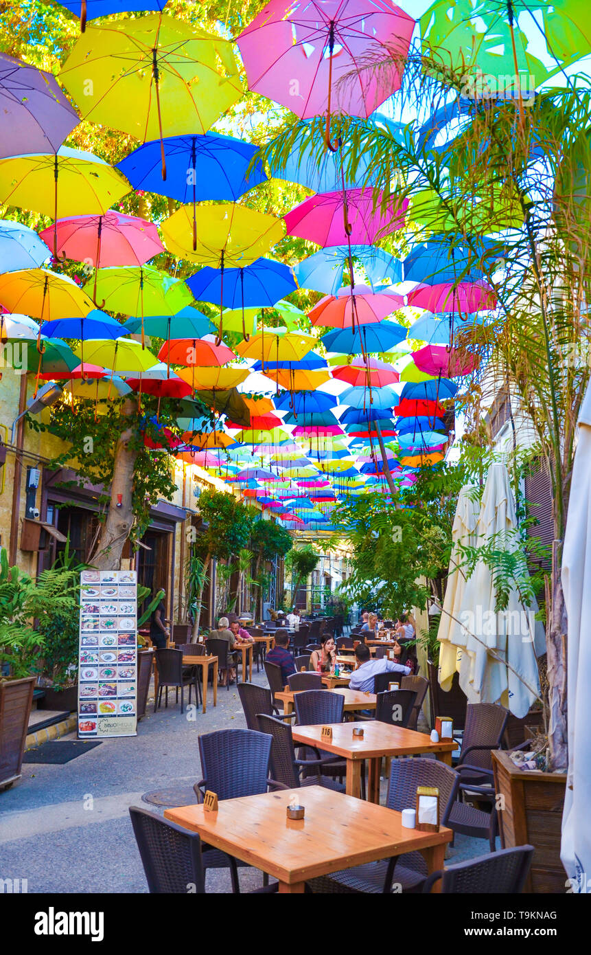 Nicosie, Chypre - Oct 30th 2018 : restaurant en plein air avec jardin parasols colorés décorant le haut de la rue. Lieu touristique populaire dans la ville Banque D'Images