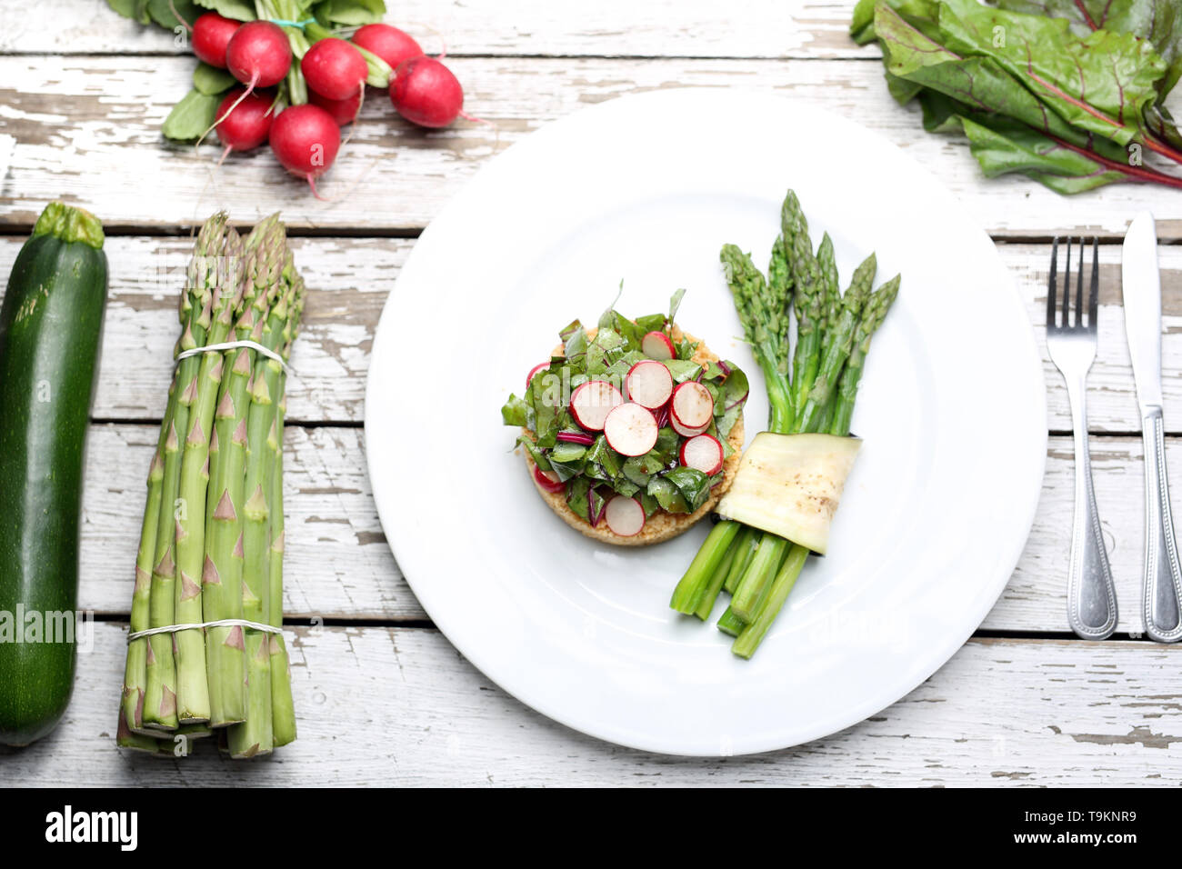 Sandwich de légumes et asperges vertes, alimentation saine. Servie sur une assiette blanche, fond blanc. Composition horizontale Banque D'Images