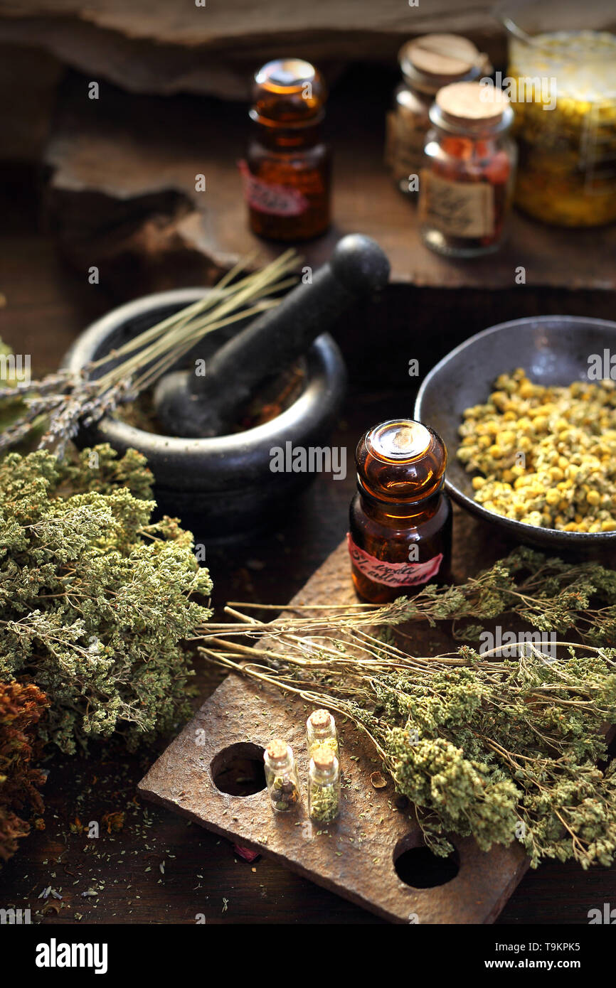 Les huiles à base de plantes et de médicaments naturels. La phytothérapie et la médecine alternative. Banque D'Images