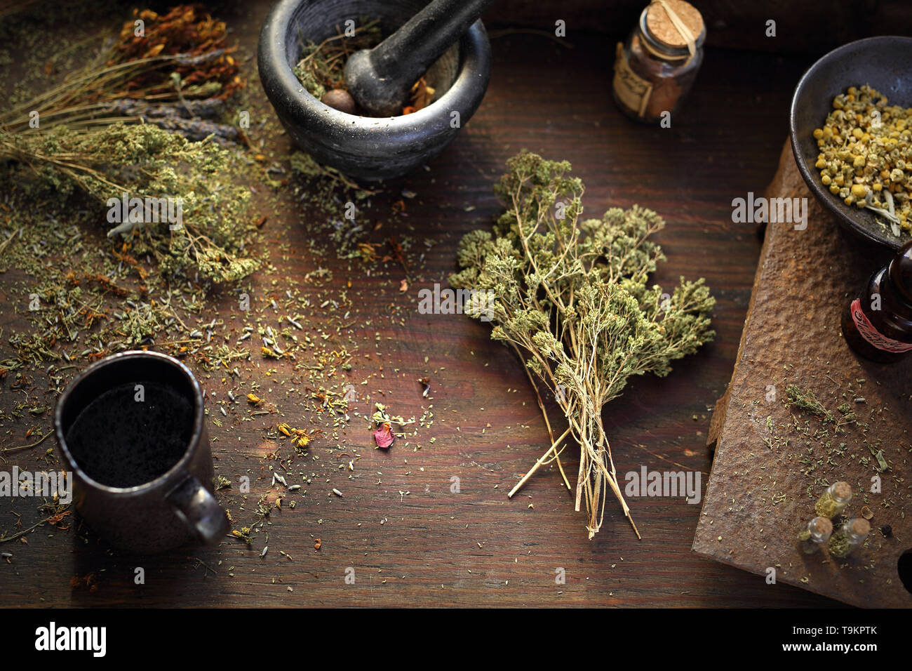 La phytothérapie et l'homéopathie. La femme prépare les médicaments à base de plantes naturelles. Banque D'Images
