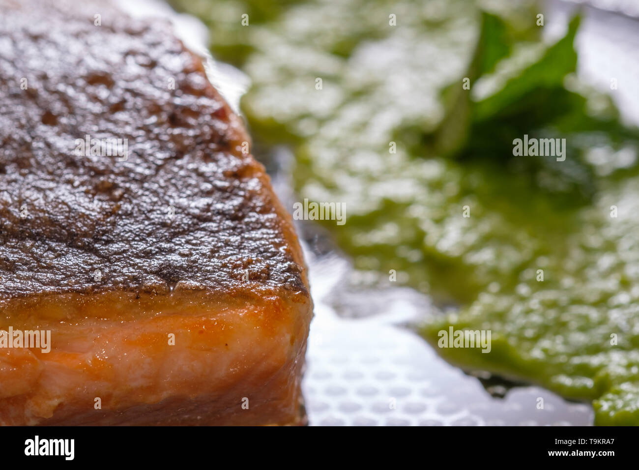 Poisson Saumon rôti avec de la purée de pois comme close-up Banque D'Images