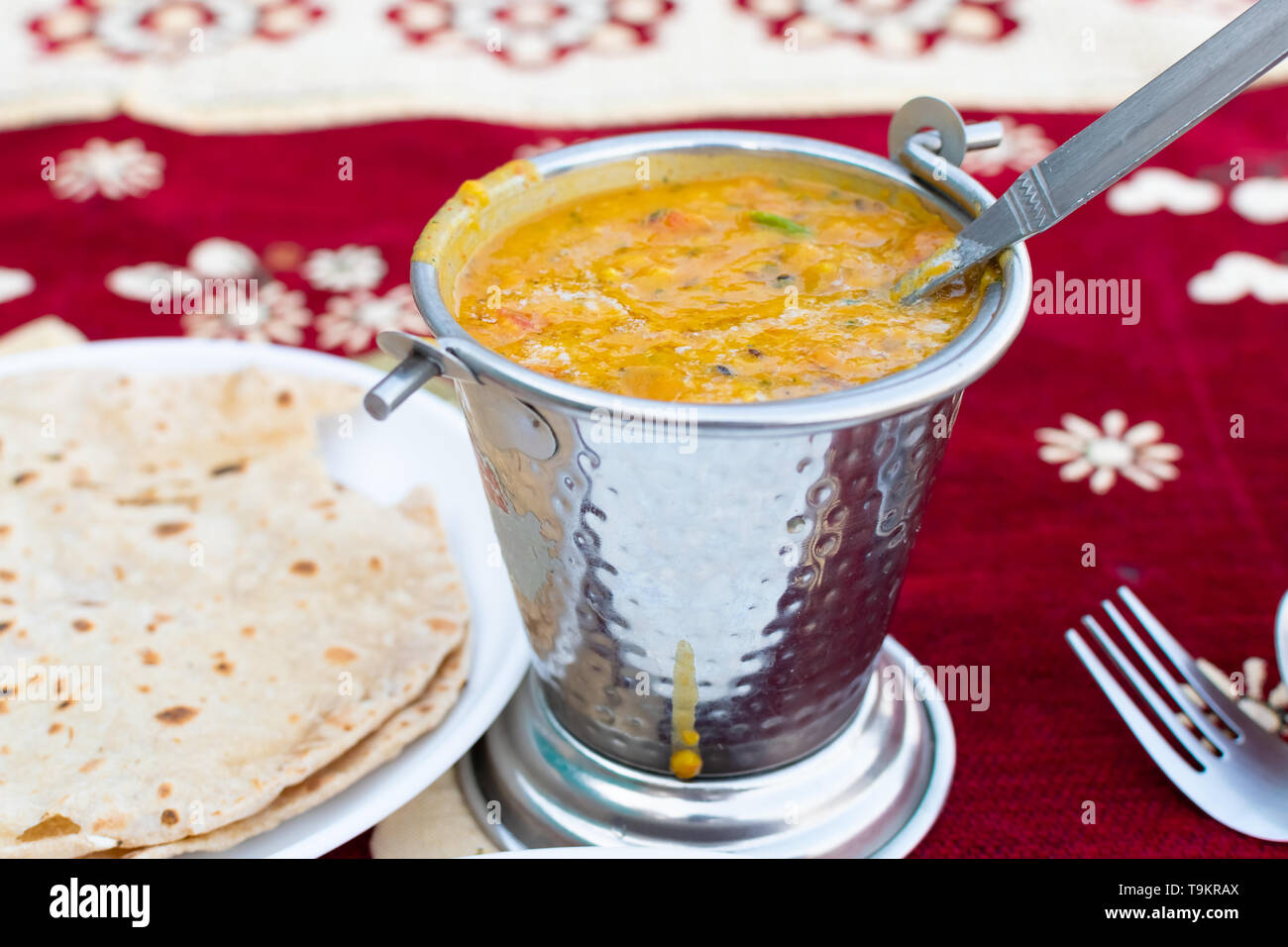 La nourriture indienne populaire Dal fry ou traditionnel Dal Tadka curry servi avec pain indien Banque D'Images