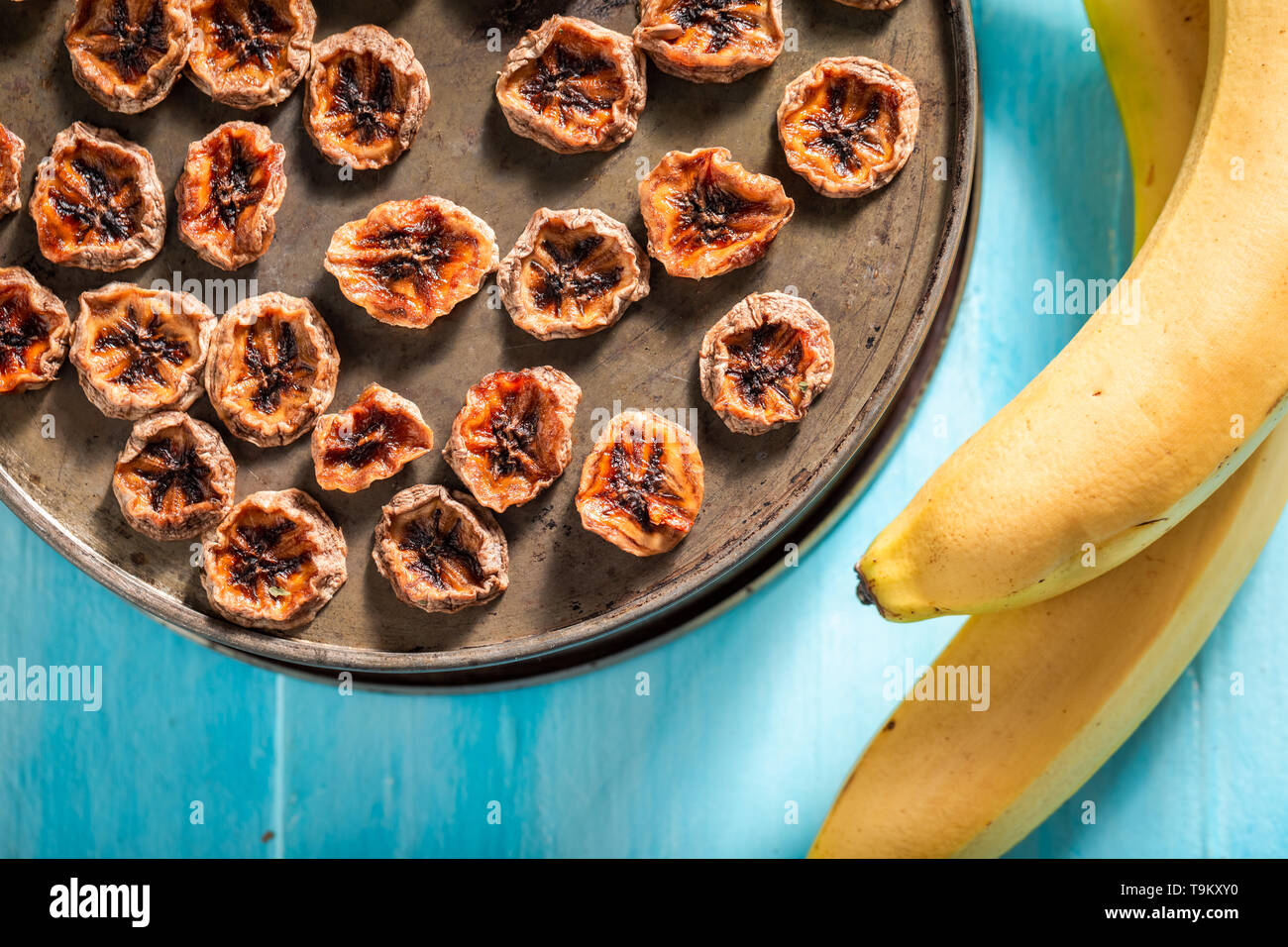 Vue de dessus de la banane séchées au soleil comme un snack sucré Banque D'Images