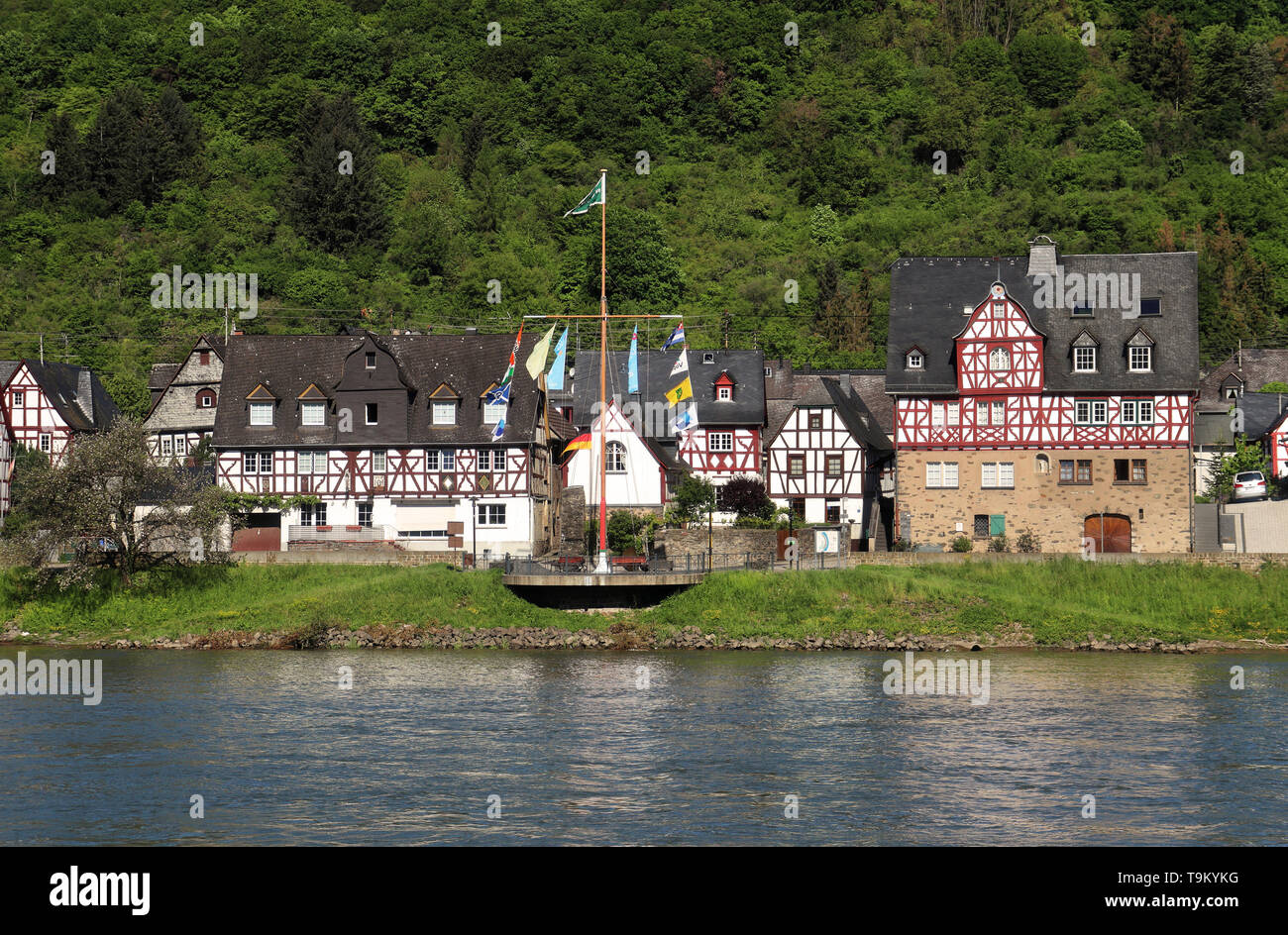 Riverside village sur le Rhin en Allemagne avec colline couverte d'arbres en arrière-plan Banque D'Images