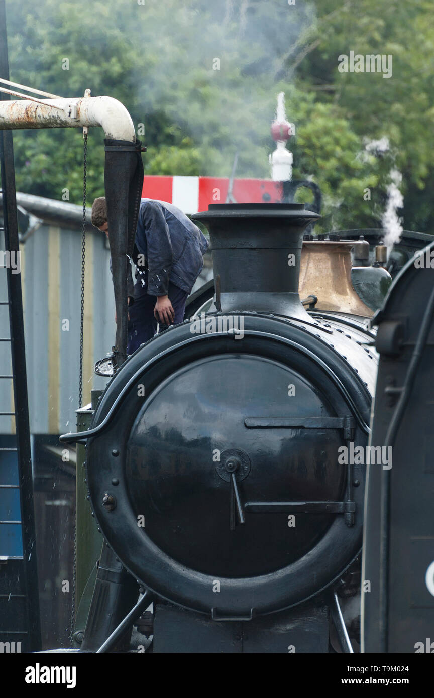 Machine à vapeur prend l'eau à Bodmin Cornwall Station générale UK Banque D'Images