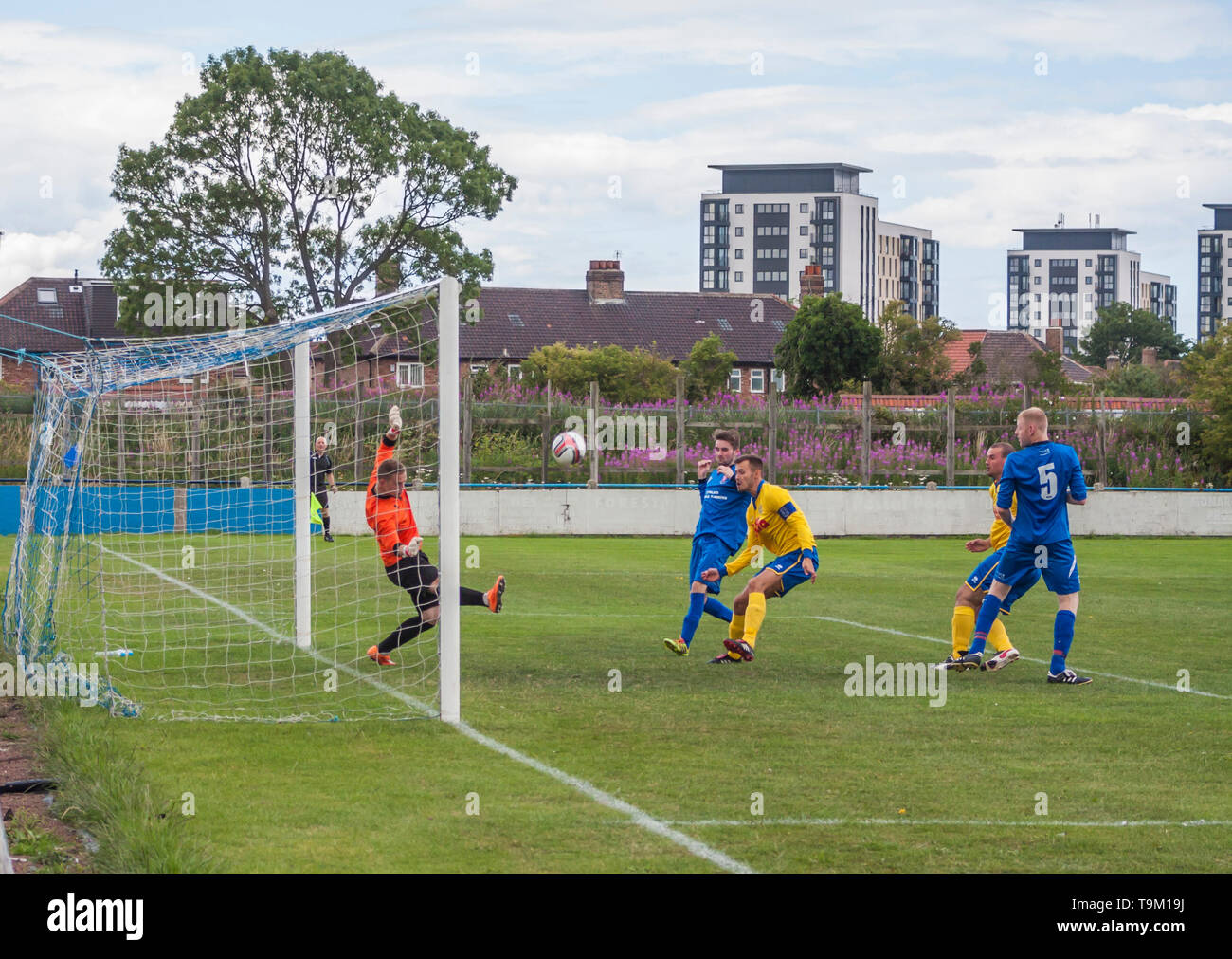 Match de football local à Billingham, Angleterre, Royaume-Uni. Balle sur le point de frapper le filet. Banque D'Images