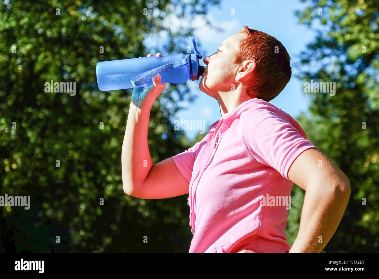 Fille dans la nature pour les événements sportifs. Bouteille d'eau de sport. Mode de vie sain Banque D'Images