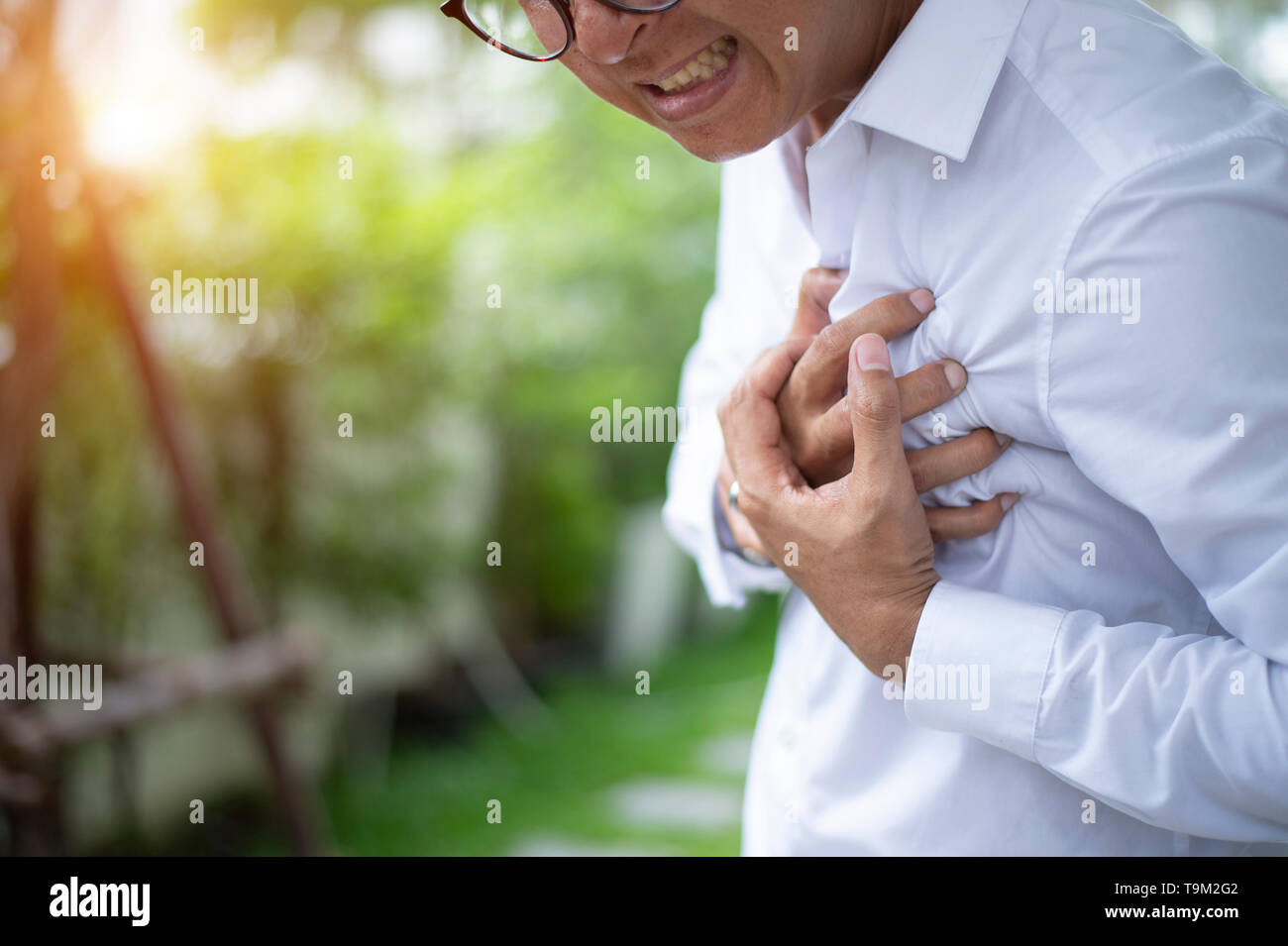 L'homme asiatique ayant des douleurs à la poitrine - crise cardiaque close up - Image Banque D'Images