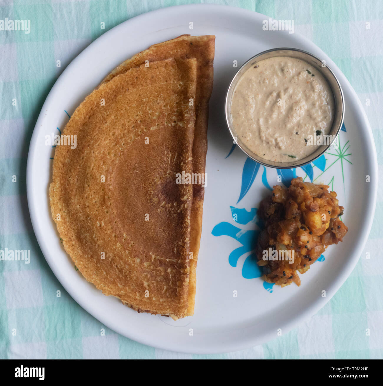 Maida Dosa avec chutney de noix de coco et de pommes de terre ou dans la plaque, currey aloo Banque D'Images