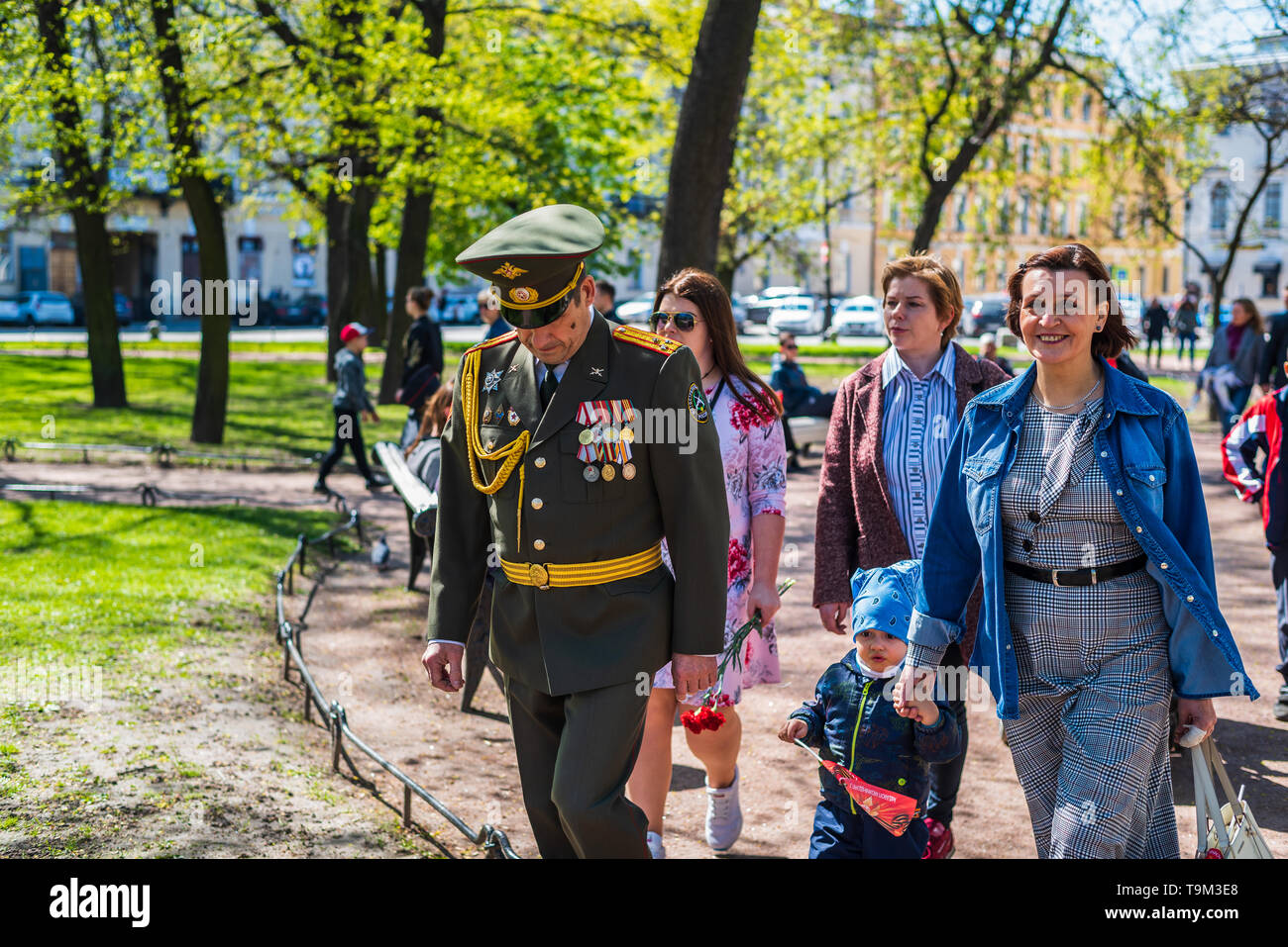 Le major général russe célébrant la victoire de la Seconde Guerre mondiale au parc à St Petersburg, Russie Banque D'Images