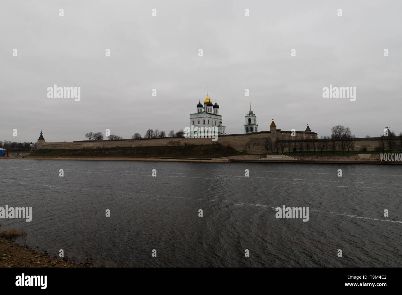 Kremlin de Pskov avec son pittoresque green et golden Towers, près de la rivière Velikaya comme vu au cours de l'hiver russe (Pskov, Russie, Europe) Banque D'Images