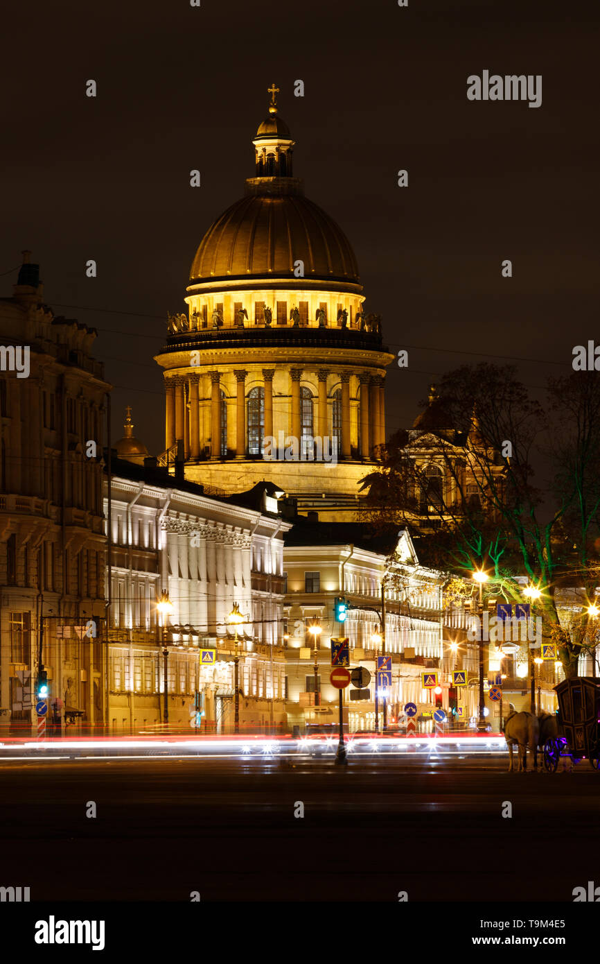 Saint Isaacs Cathédrale de nuit éclairée par des lumières de rue comme vu de la place du palais à côté d'Ermitage, au cours de l'hiver (St. Petersburg, Russie) Banque D'Images