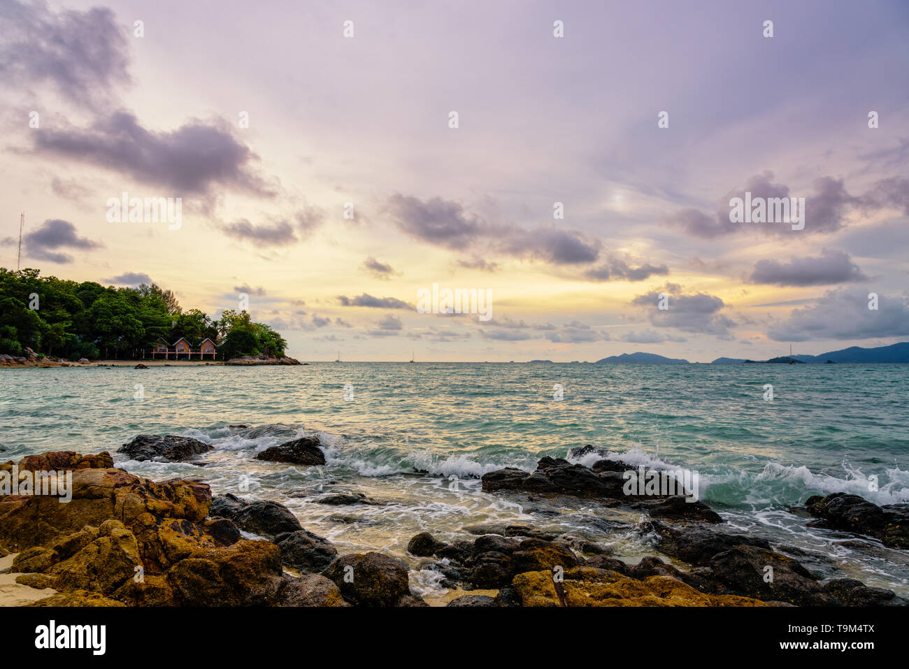 Beau paysage de la nature tropicale le ciel coloré au coucher du soleil sur la mer des rochers et resort sur la plage en été à la plage de Sunset sur Koh Lipe est Banque D'Images