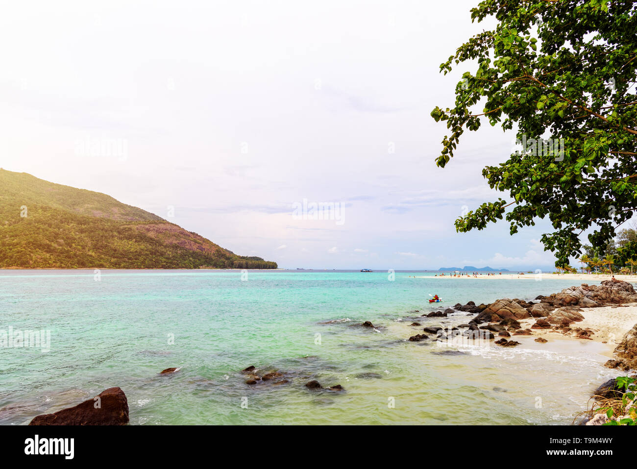 Beau paysage de la nature tropicale de la mer, rochers, plage sur la plage et de la lumière du soleil au cours de Bulow coucher du soleil en été à l'île de Koh Lipe, National de Tarutao Banque D'Images