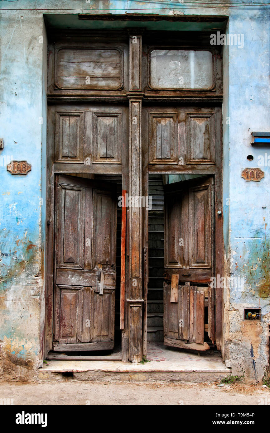 Escalier dans une maison dans la Vieille Havane, Cuba Banque D'Images