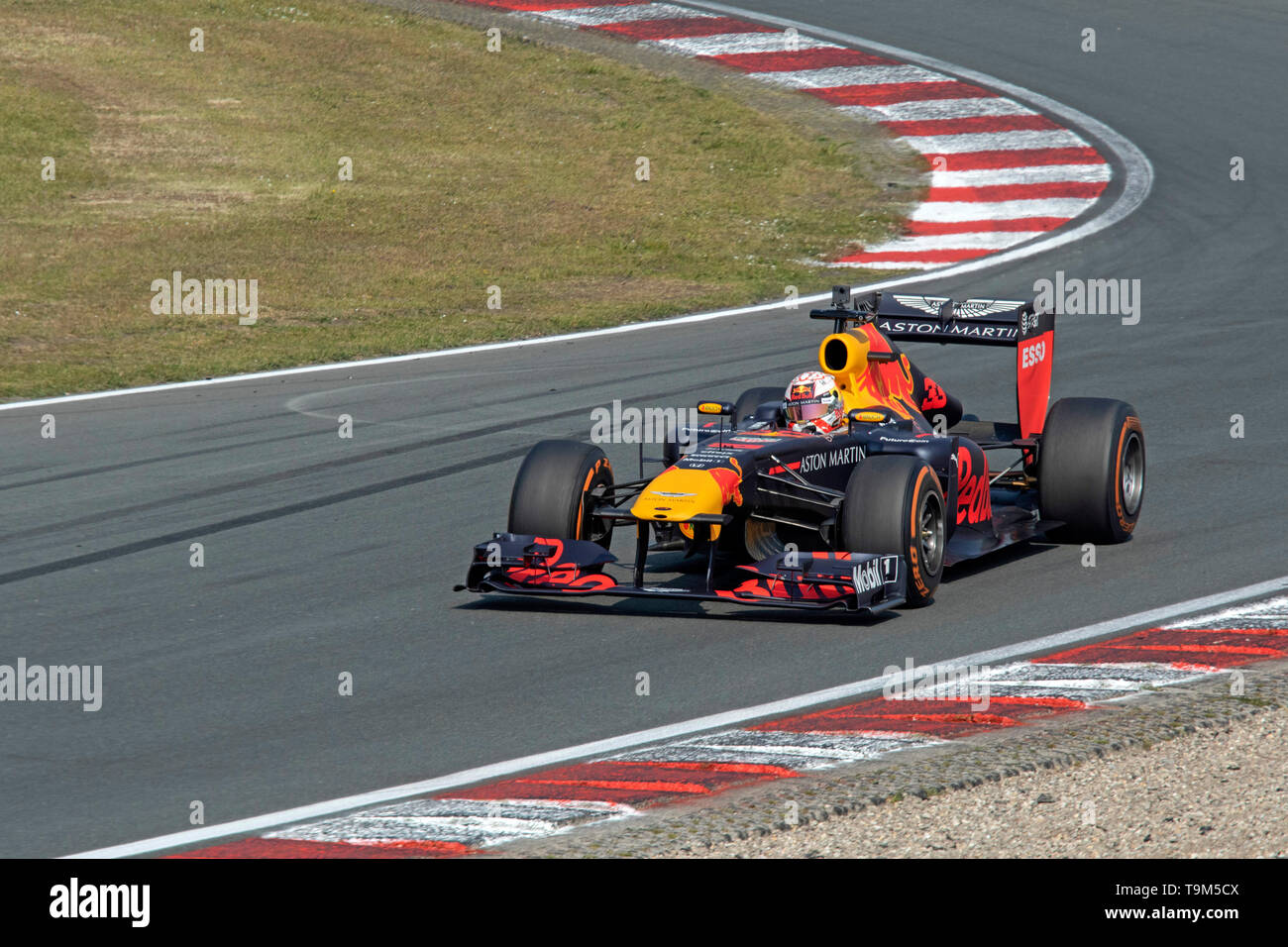 Max verstappen coureur automobile entrer dans la voiture de Formule 1 Red Bull à partir de 2011 (RB7) sort de l'angle Banque D'Images