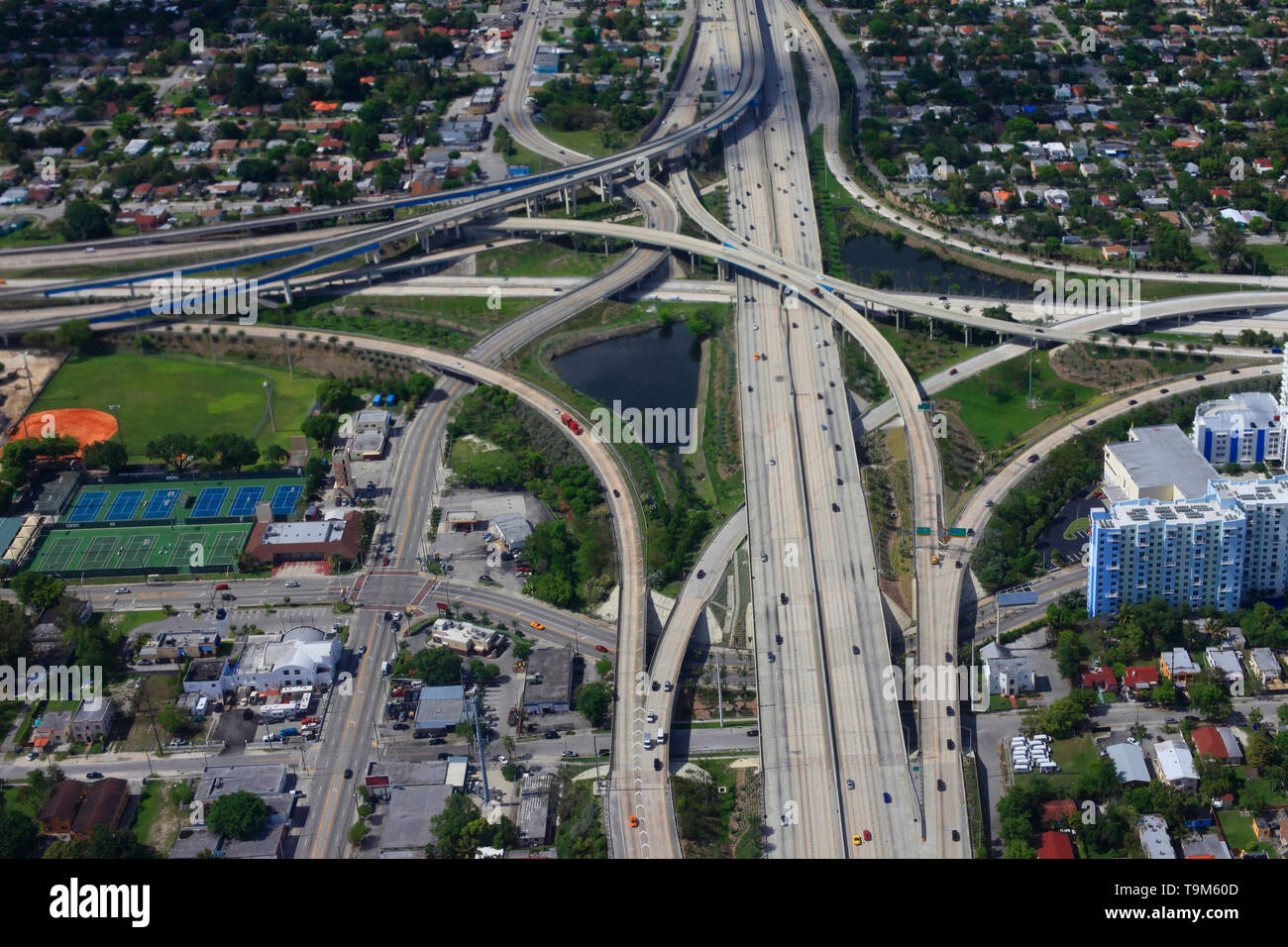 Vue de dessus de la jonction des routes dans le centre-ville de Miami. Banque D'Images