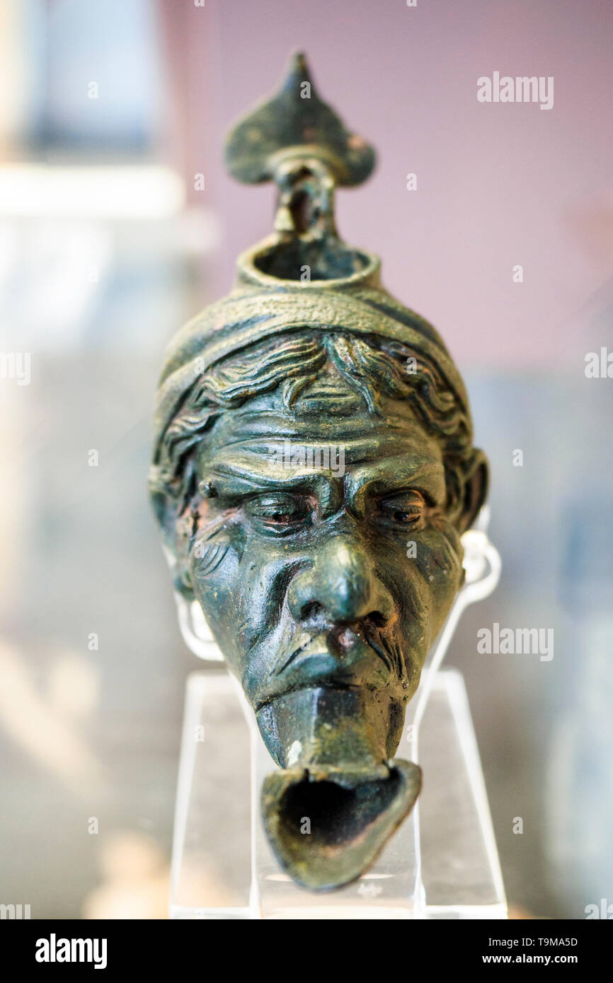 Lampe en plastique bronze sous la forme d'une tête d'homme grotesque 2ème au 1er siècle avant J.-C. Banque D'Images