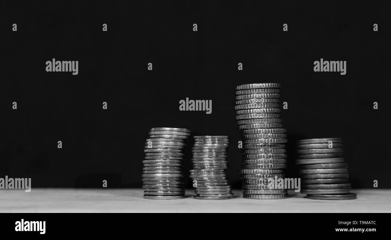 Close-up d'une pile de pièces sur un fond noir Banque D'Images