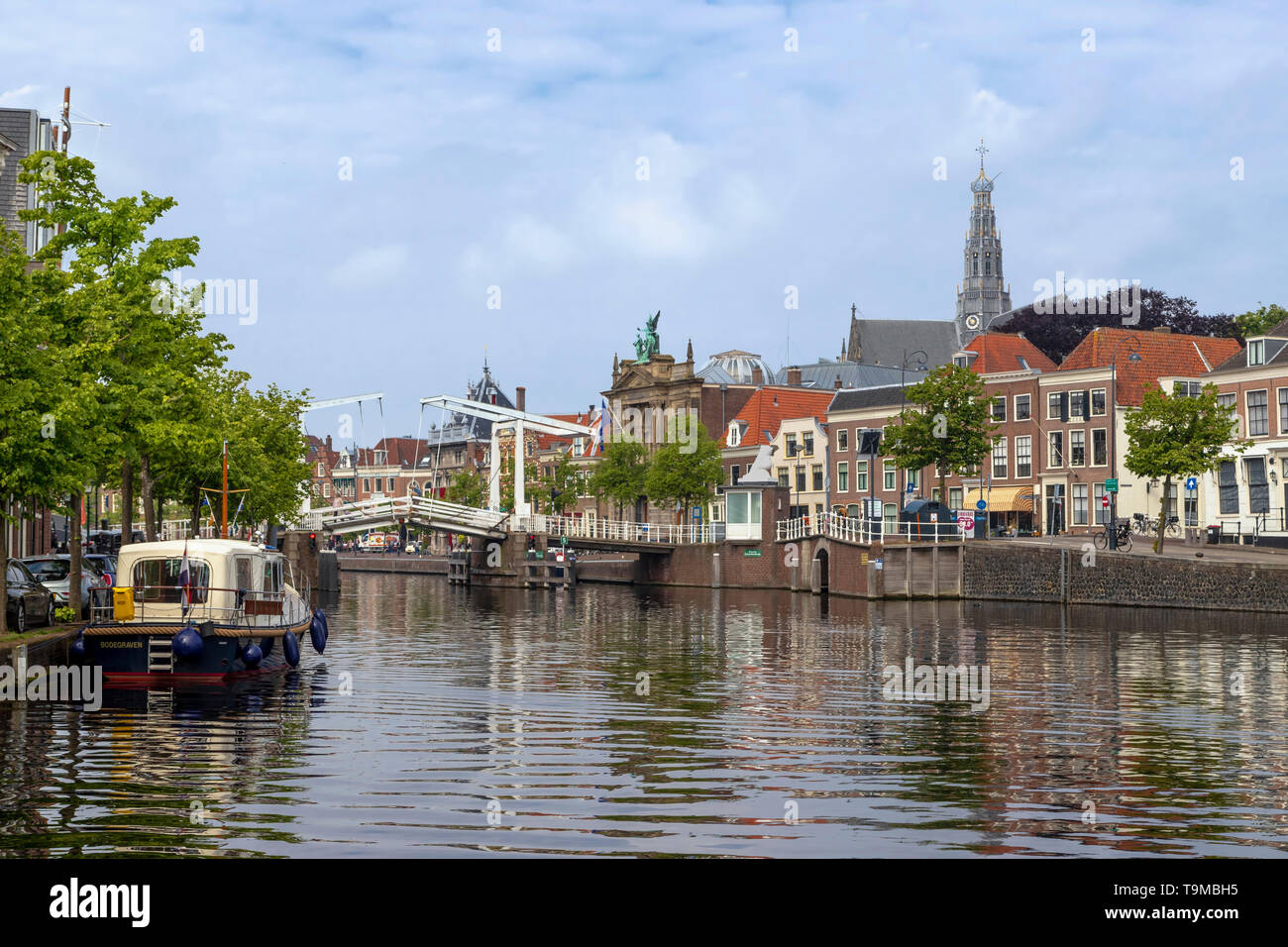 Vue pittoresque de Gravestenenbrug, un célèbre pont-levis sur la rivière Spaarne, Haarlem, Hollande du Nord, aux Pays-Bas. Banque D'Images