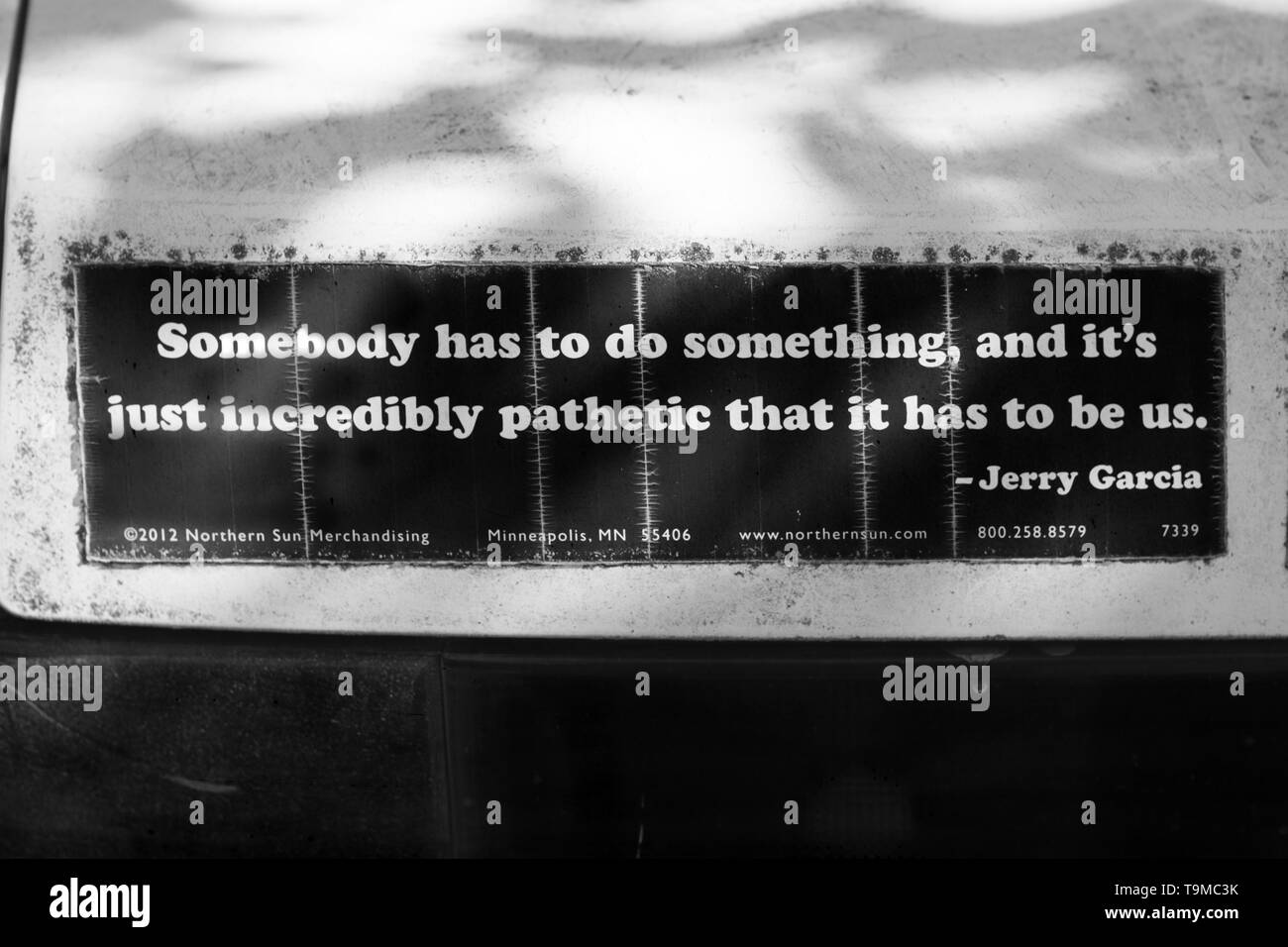 Un autocollant sur une voiture a une citation de Jerry Garcia : 'Somebody doit faire quelque chose, et c'est juste incroyablement pathétique qu'il a pour nous." Banque D'Images