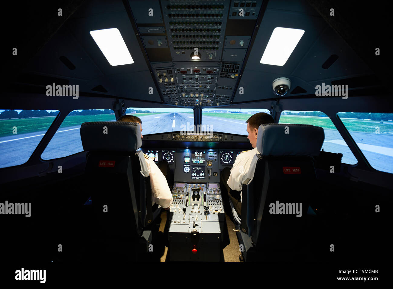 Homme aviators contrôle avant le vol de l'avion Banque D'Images