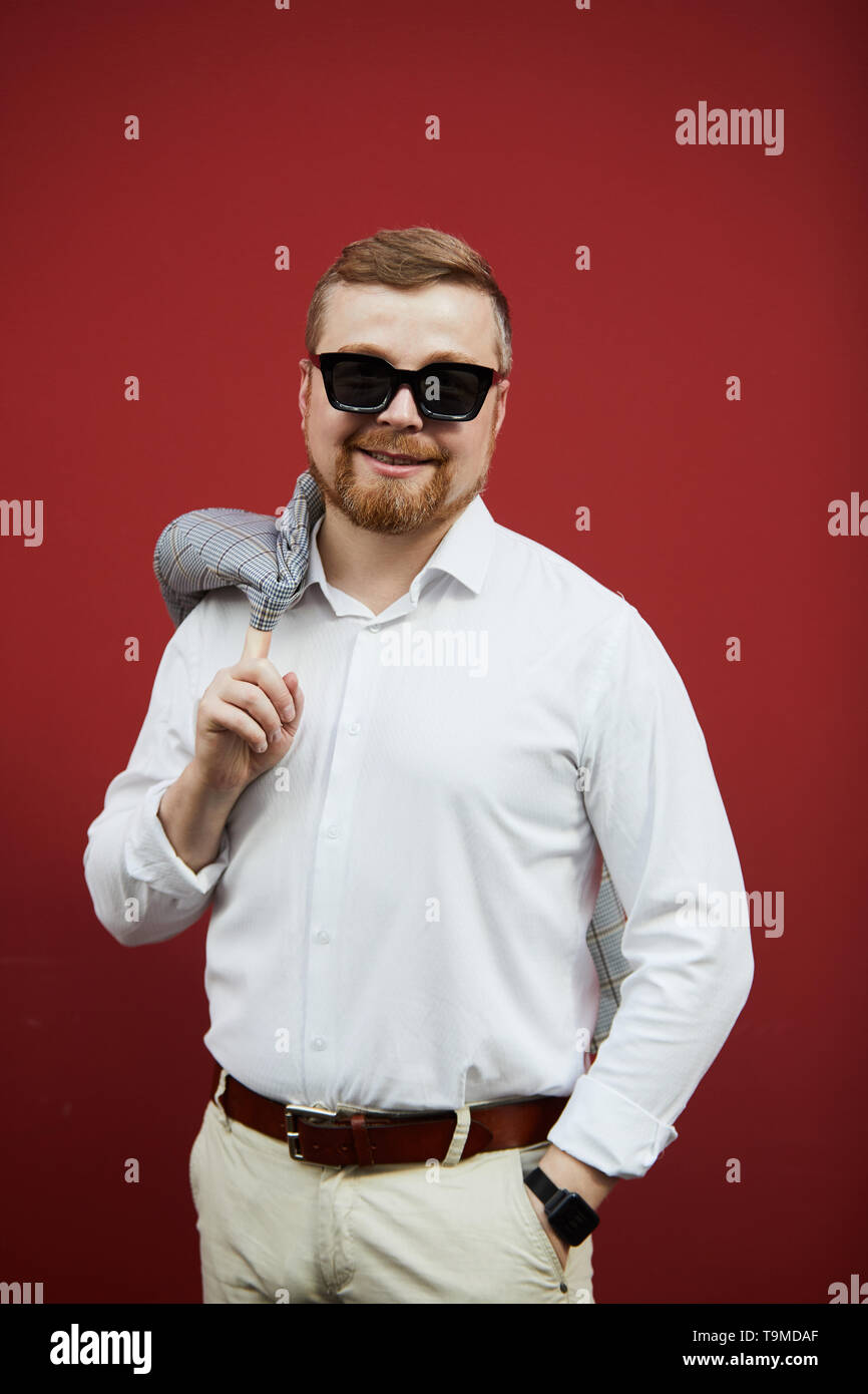 Chubby excentrique homme contre l'arrière-plan rouge Banque D'Images