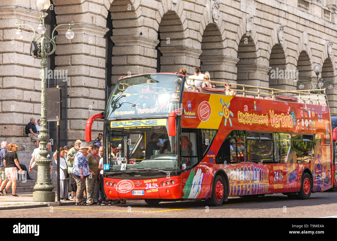 Vérone, Italie - Septembre 2018 : Les gens de se mettre sur un hop-on hop-off bus visite guidée dans le centre de Vérone Banque D'Images