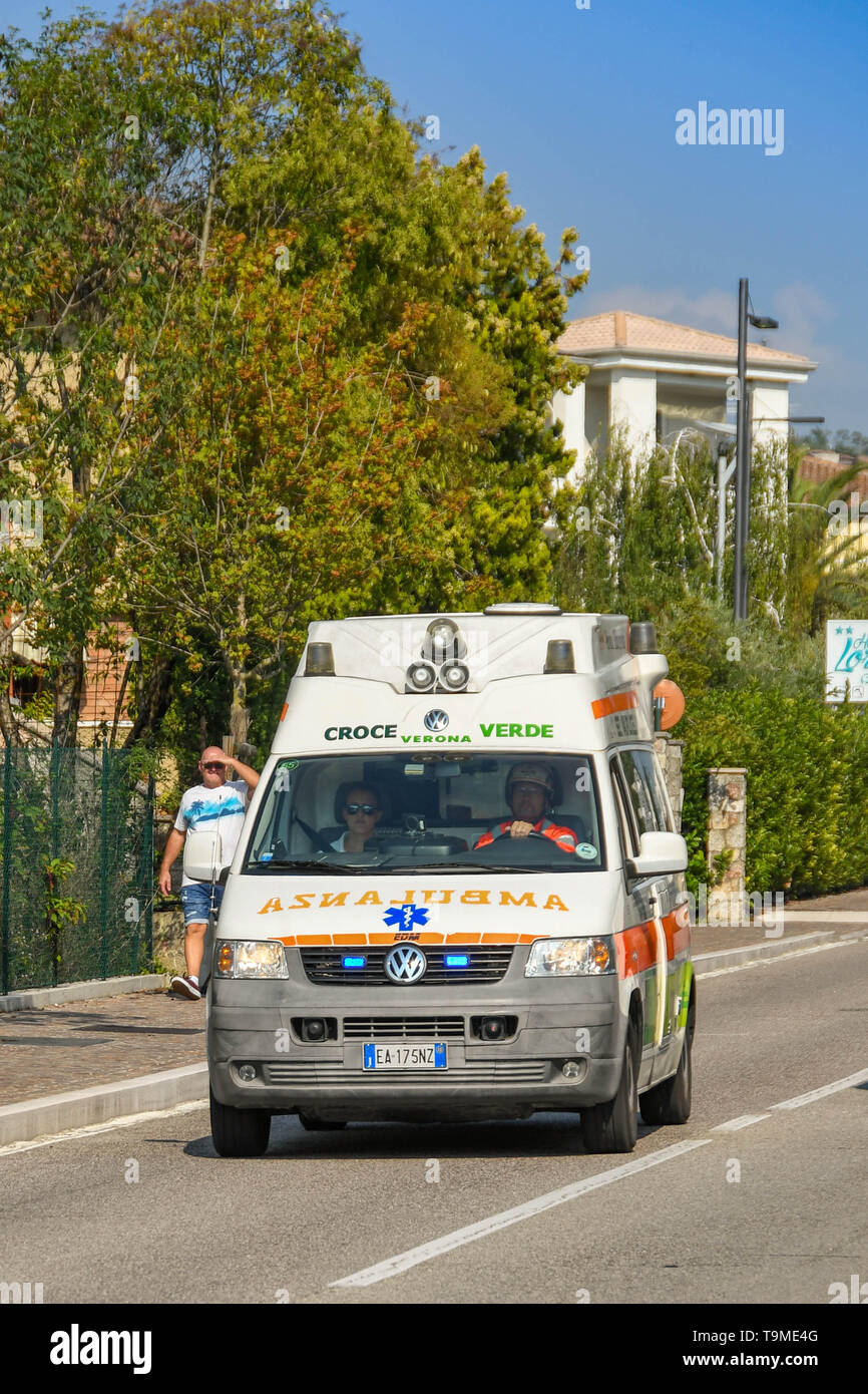 GARDA, Lac de Garde, ITALIE - Septembre 2018 : Ambulance avec feux bleus  clignotants sur un appel d'urgence de la conduite dans la ville de Garda,  sur le lac de Garde Photo