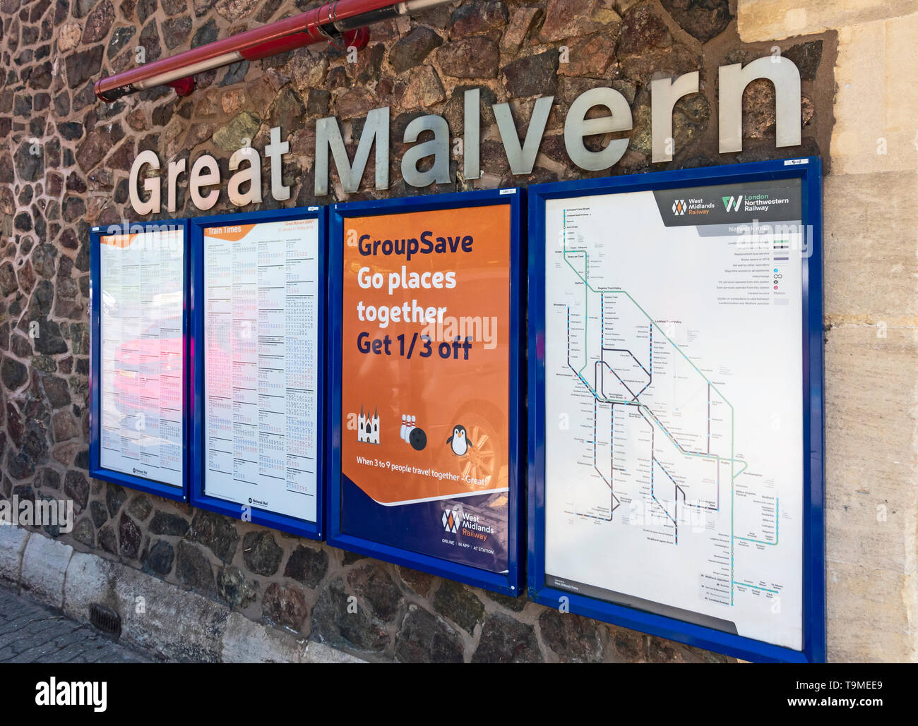 Les tableaux d'information / Conseils d'information sur le mur extérieur de la gare de Great Malvern de Malvern, Worcestershire, Angleterre, RU, y compris des calendriers, un net rail Banque D'Images