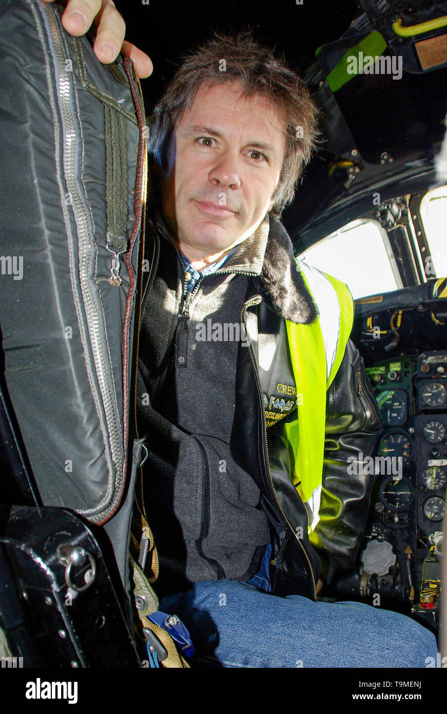 Bruce Dickinson, chanteur d'Iron Maiden et singer, pilote dans le cockpit  d'un militaire ex Avro Vulcan bomber jet avion. Guerre froide historique  bomber Photo Stock - Alamy