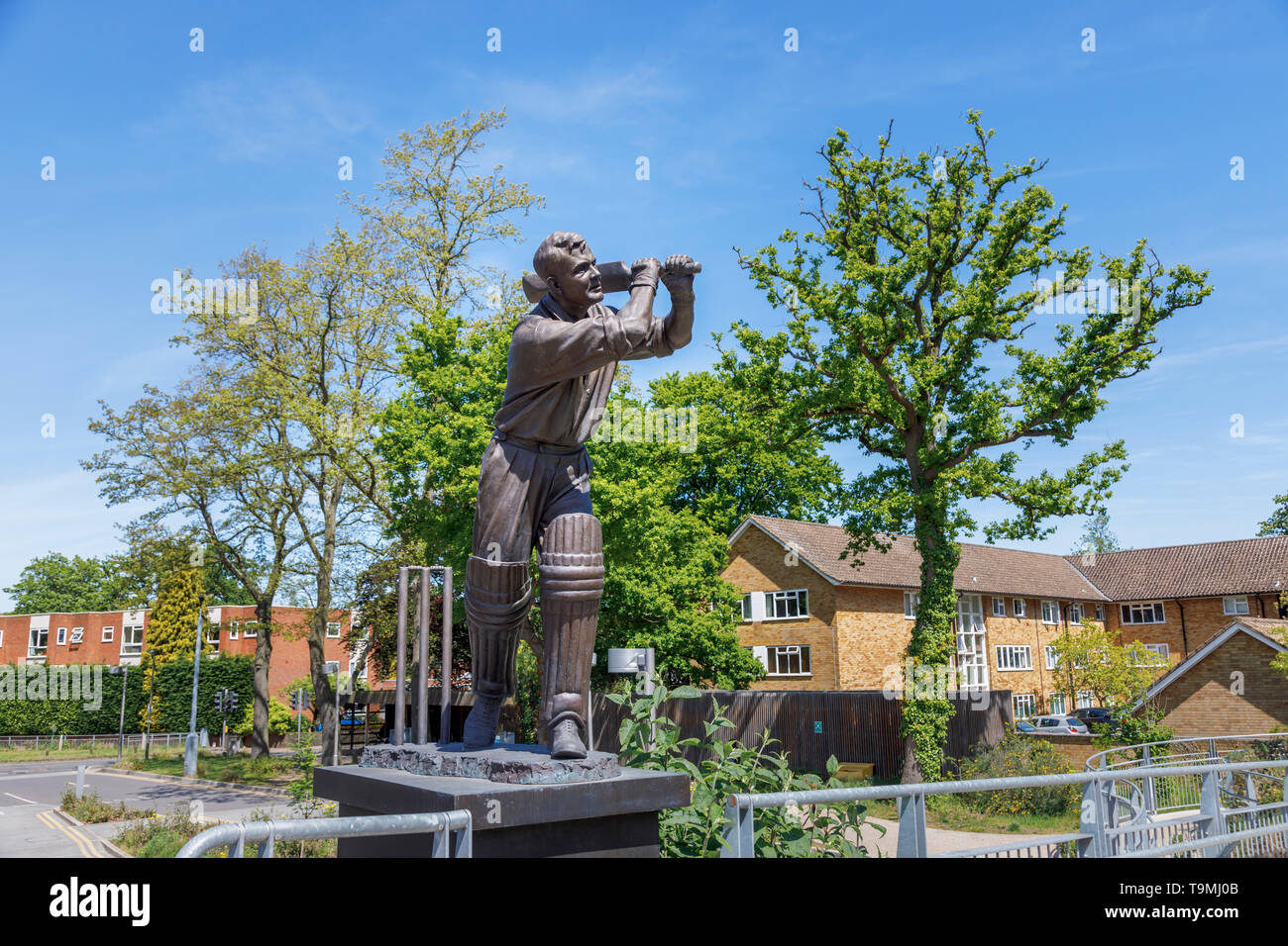 Statue de bronze de joueur de cricket Eric Bedser sur Bedser Bridge, une passerelle sur la Basingstoke Canal reliant la WWF-UK L'administration centrale pour le centre-ville Banque D'Images