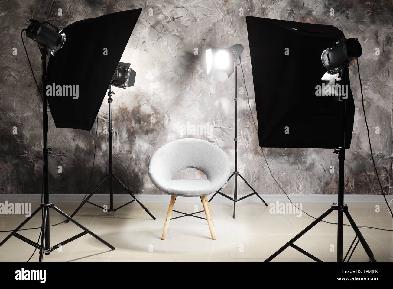 Photo studio moderne avec un équipement d'éclairage professionnel Photo  Stock - Alamy