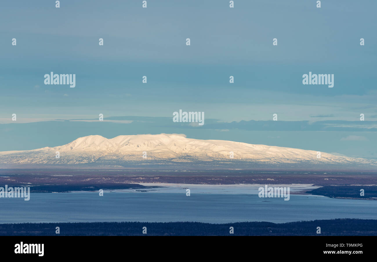 Panorama de la lumière du matin sur Sleeping Lady (montage) dans le sud de l'Alaska Susitna. Banque D'Images