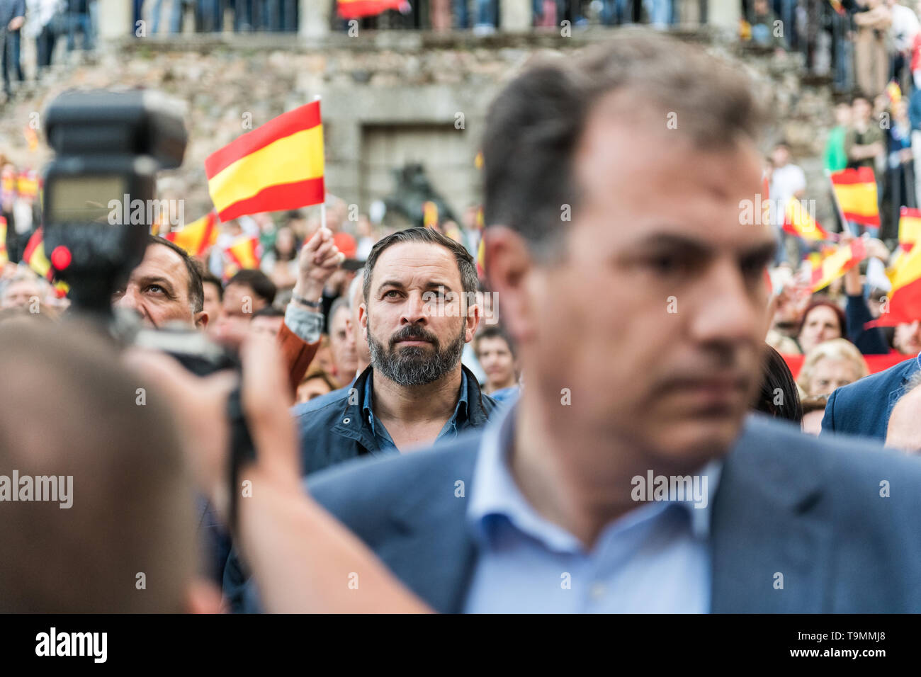 Santiago Abascal, chef de l'extrême-droite de Vox, parti se tient comme l'hymne national joue Banque D'Images