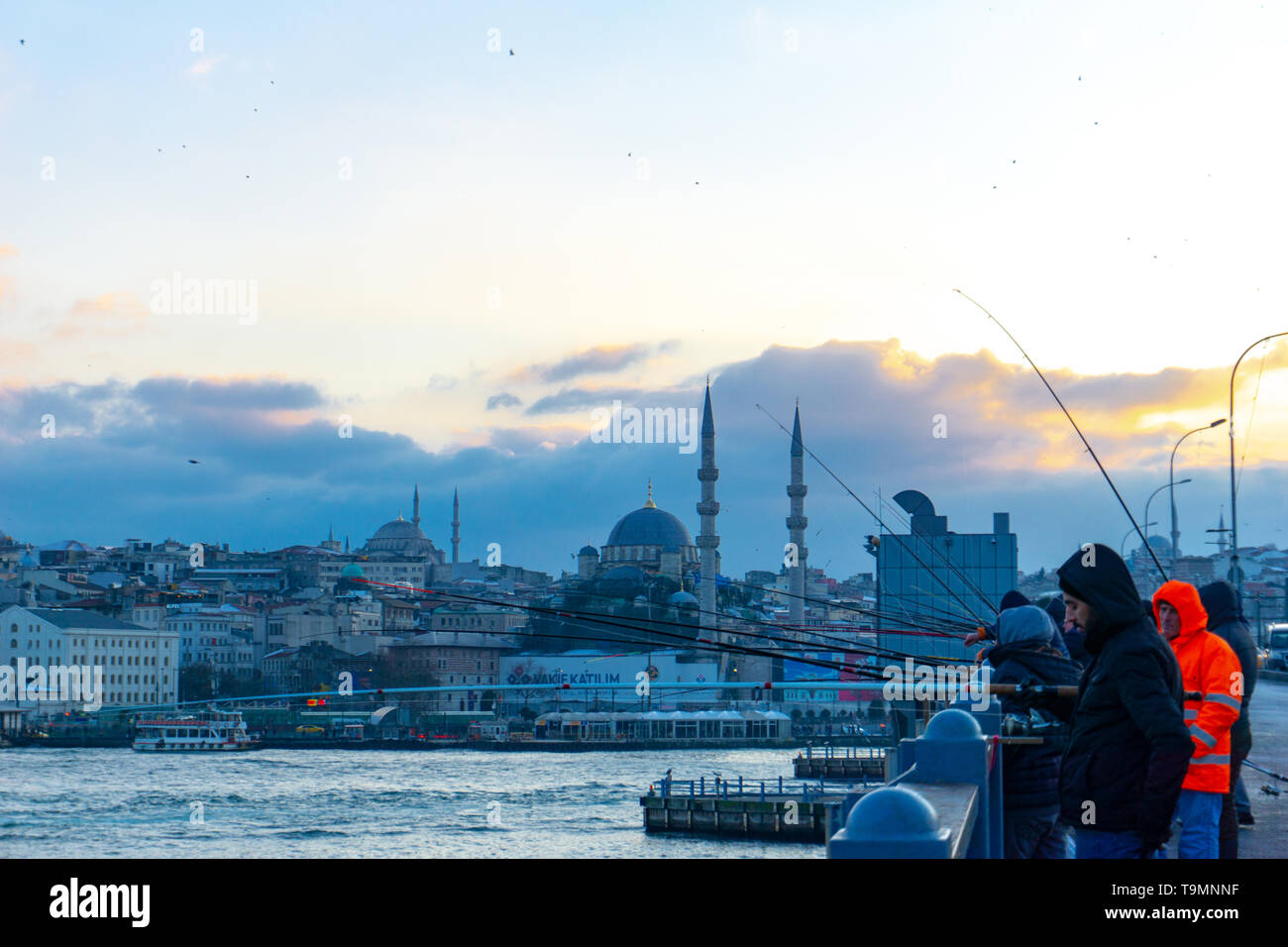 Les pêcheurs sont sur le pont de Galata, le vieux pont de Galata est une célèbre attraction touristique de la ville, locations à Istanbul, Turquie, 12.01.2019 Banque D'Images