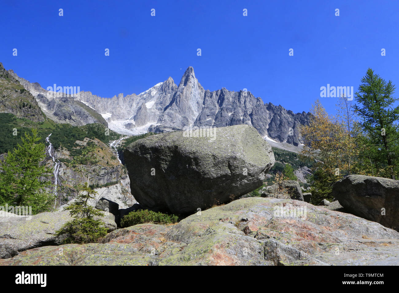 Bloc erratique. Les Drus (3754 m). Le Petit Dru (3,730 m) et le grand Dru (3,754 m). Chamonix. Haute-Savoie. La France. Banque D'Images