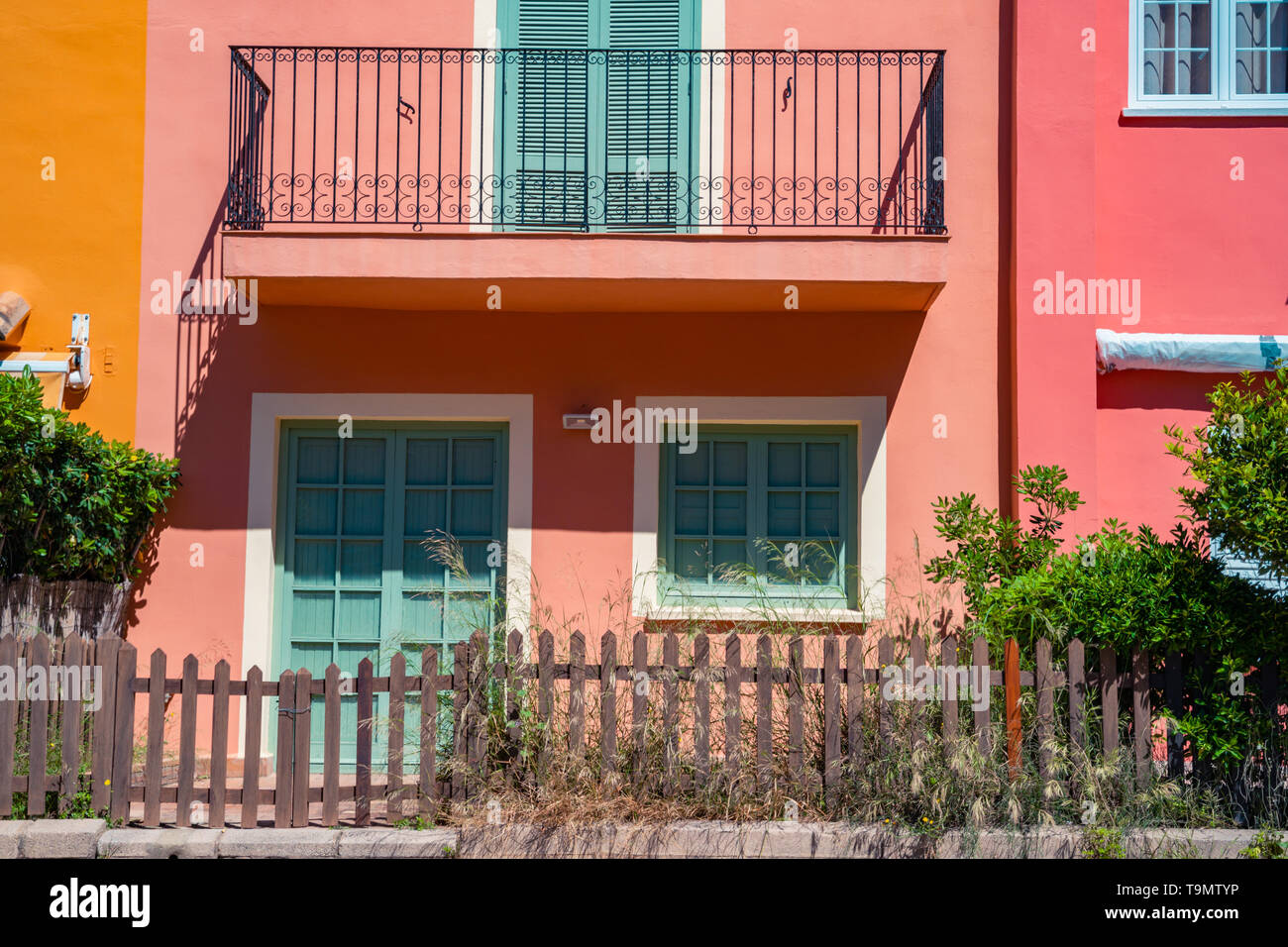 Porte avant d'une belle maison de vacances à Port Saplaya à Valence. Les appartements de vacances. Porche. Façade corail vivant. Banque D'Images
