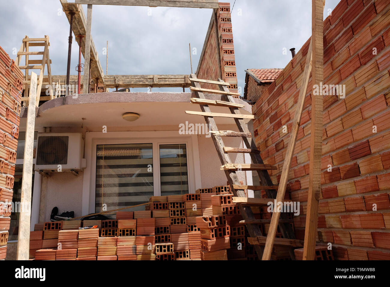 Mai 2019 - l'échelle fait maison utilisé sur un petit site de construction à Sliven, Bulgarie, Banque D'Images