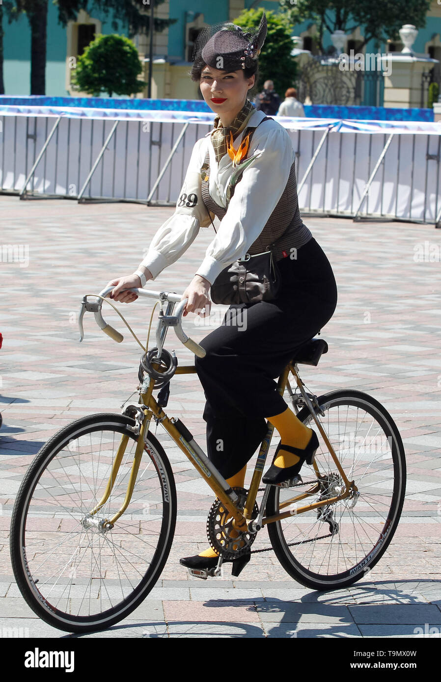 Un cycliste habillé en vêtements vintage vu la bicyclette pendant la  croisière Rétro 2019 à Kiev. La croisière rétro comme par le Tweed Run à  Tweed Ride est un groupe en vélo